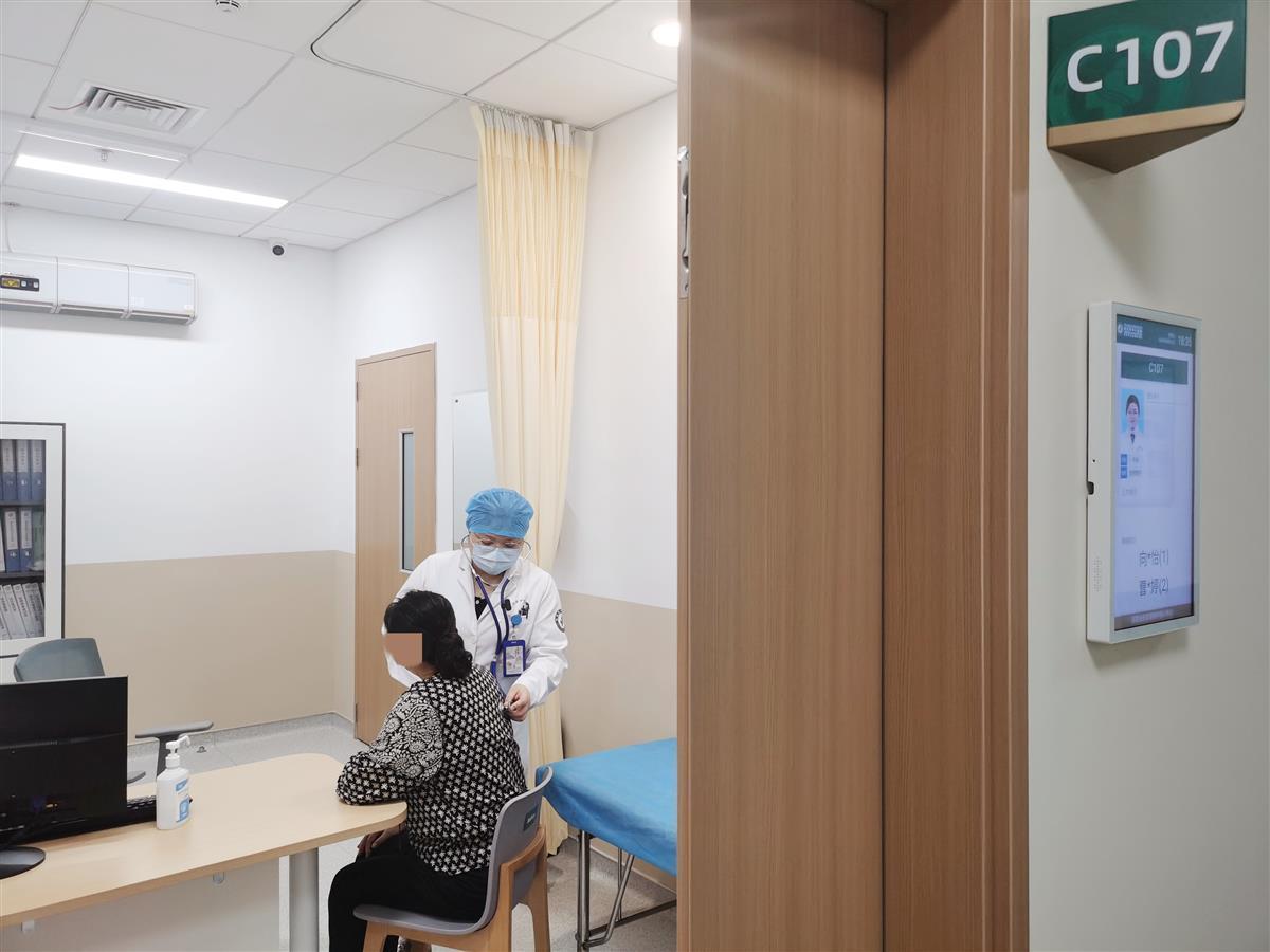 武漢市中心醫院高溫天氣便民舉措 黃昏門診與清涼驛站提升就醫體驗